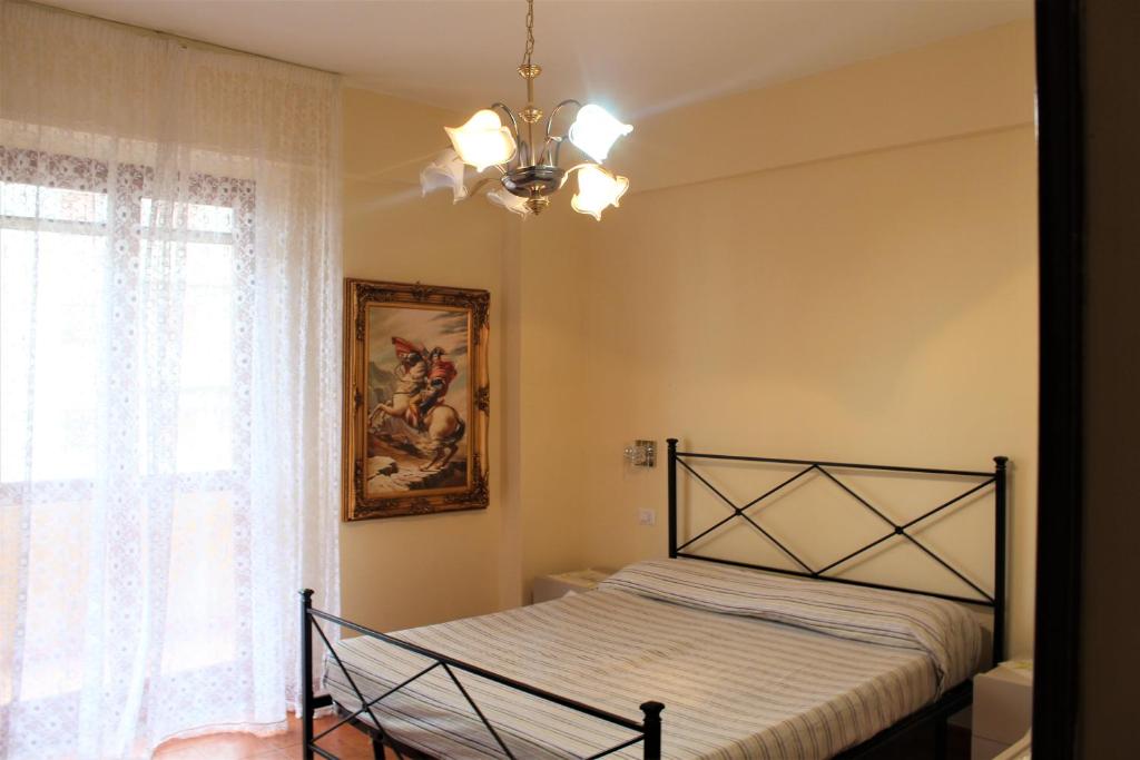Schlafzimmer mit einem Bett und einem Fenster in der Unterkunft Appartamento Tropea Dario in Tropea