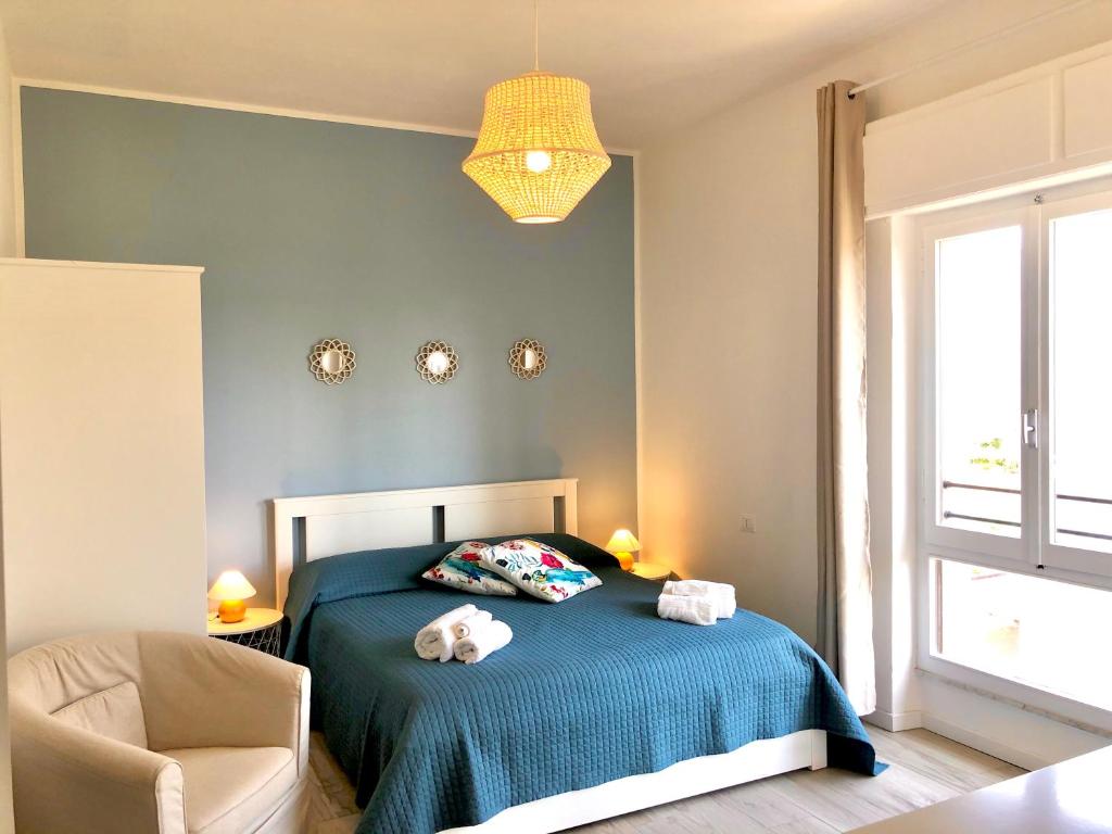 una camera da letto con un letto e asciugamani di Poetto Beach House-Molara Due a Cagliari