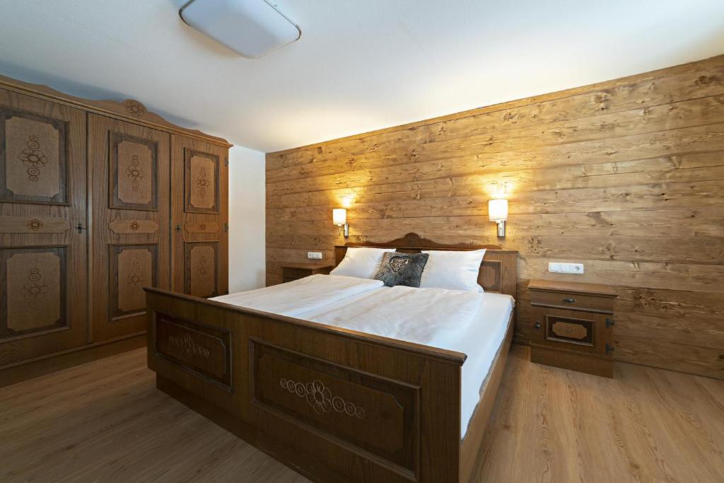 A bed or beds in a room at Bergwelt-M