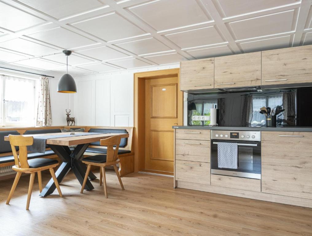 A kitchen or kitchenette at Bergwelt-M