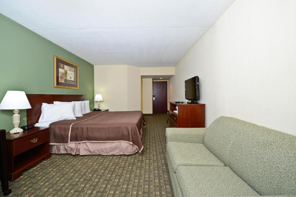 Postel nebo postele na pokoji v ubytování Howard Johnson by Wyndham Newark Airport