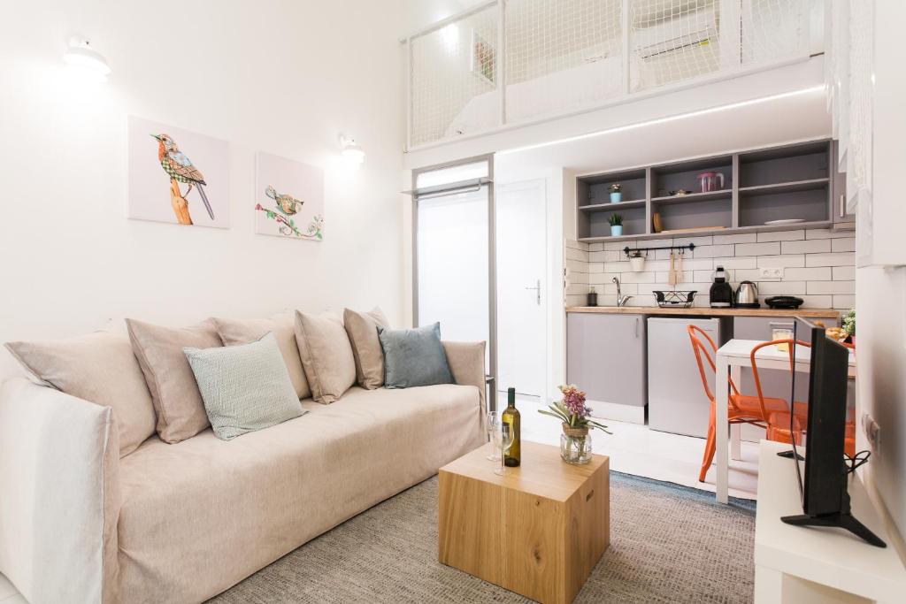 Uma área de estar em Relax in this funky loft next to metro!