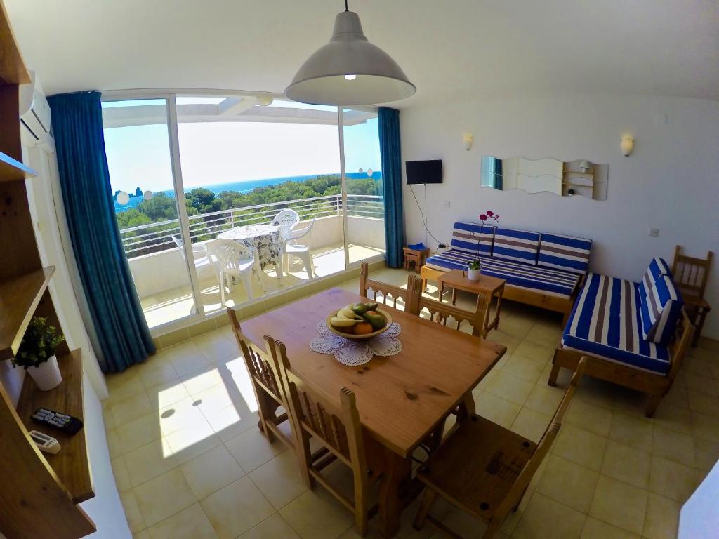 A seating area at Trill Mirasol F duplex