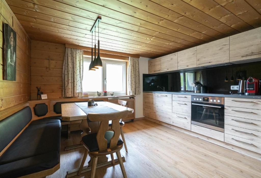 A kitchen or kitchenette at Bergwelt-M
