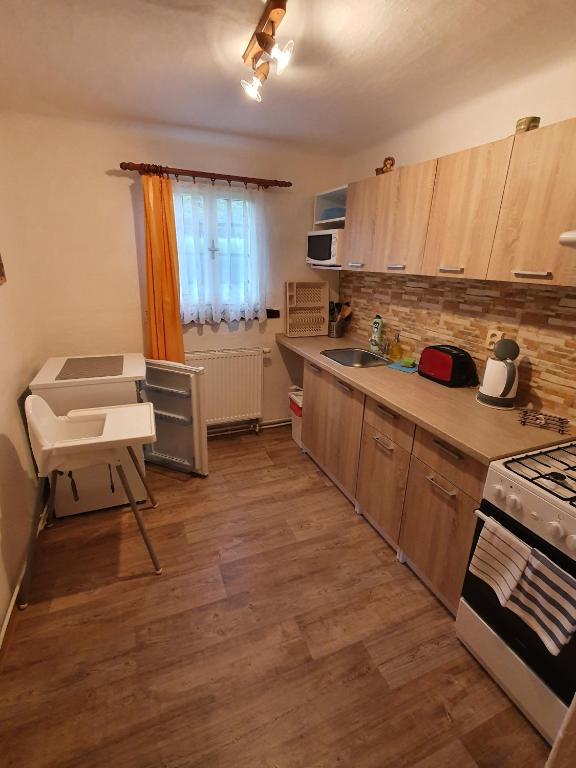 Kuchyň nebo kuchyňský kout v ubytování Chalupa Vesec