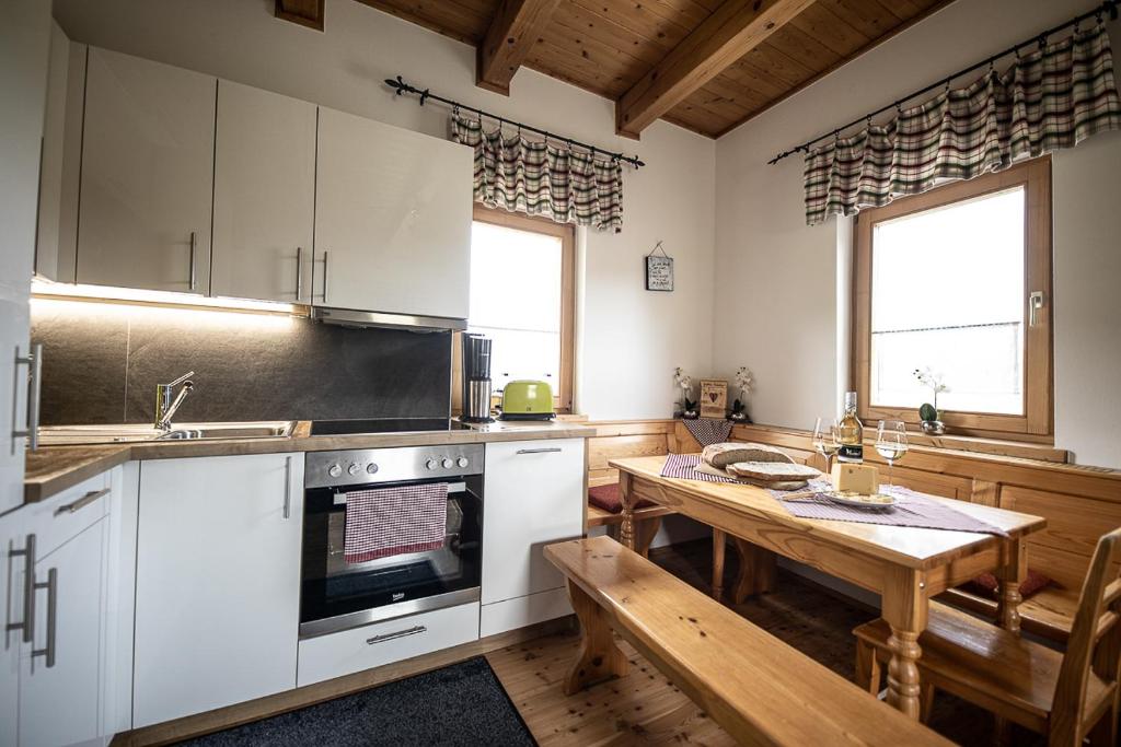 Een keuken of kitchenette bij Weingarten &amp; Appartement Auszeit - Therme Loipersdorf