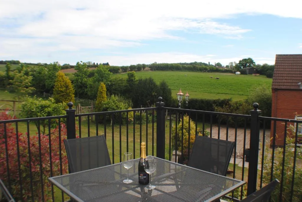 UPSIDE DOWN HOUSE At Fairview Farm in NOTTINGHAM set in 88 acres, Nottingham, Marea Britanie