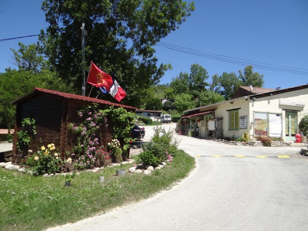 une maison arborant un drapeau sur le côté d&#39;une route dans l&#39;établissement Camping Le Bourdieu, à Durfort