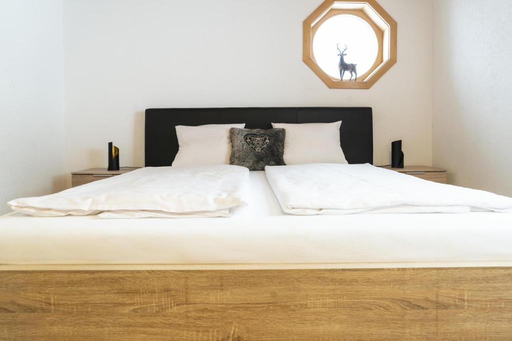 A bed or beds in a room at Bergwelt-M
