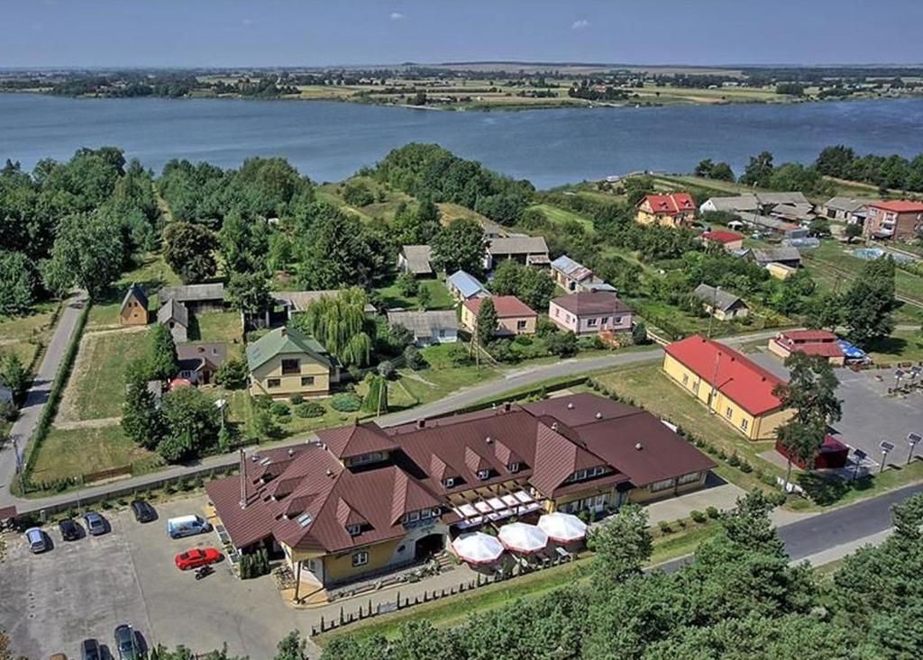 una vista aerea di una piccola città con un edificio di Hotel Marina a Nielisz