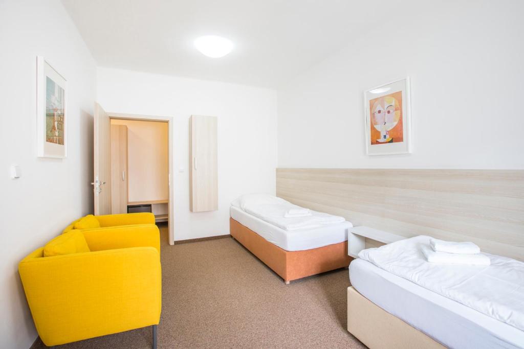Postel nebo postele na pokoji v ubytování Hotel U Zlatého kohouta