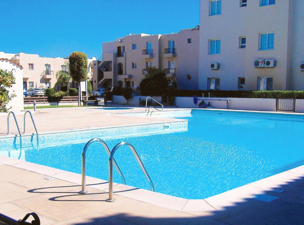 Piscina de la sau aproape de 2 bedrooms appartement with shared pool and wifi at Mandria 1 km away from the beach