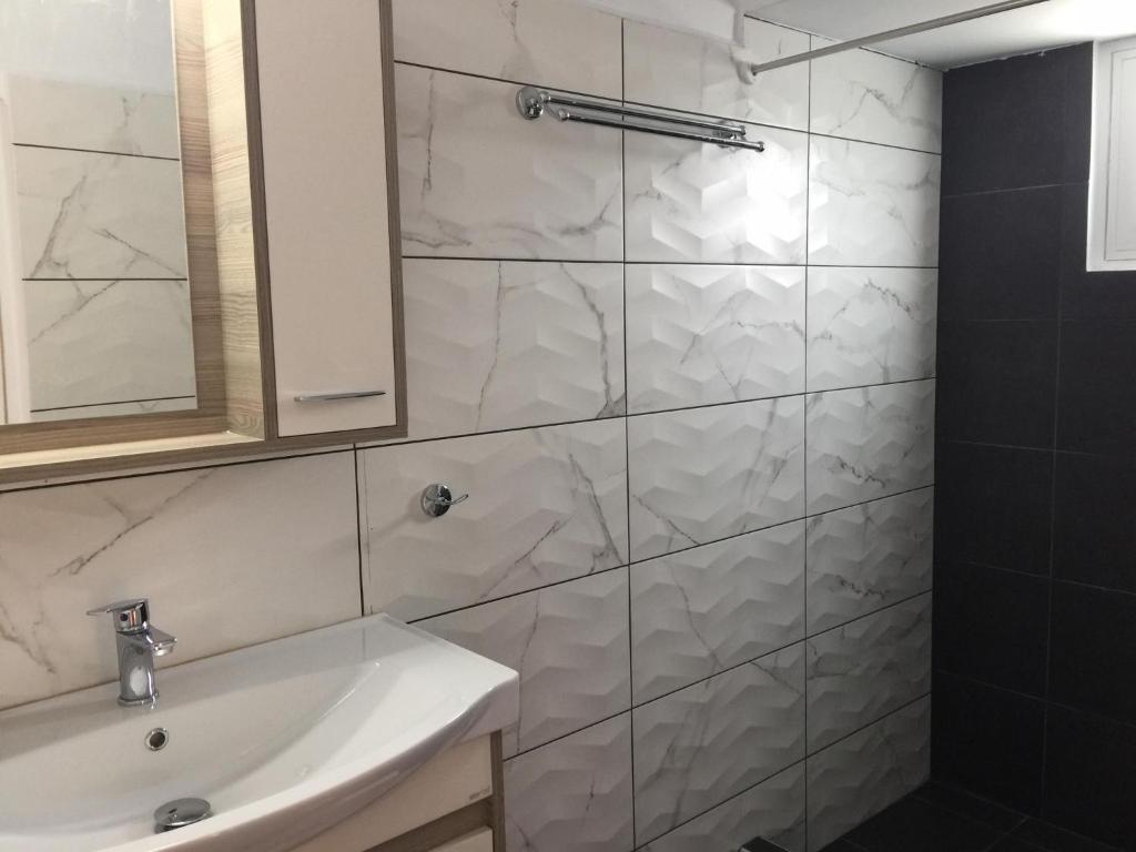 A bathroom at Calypso Hotel