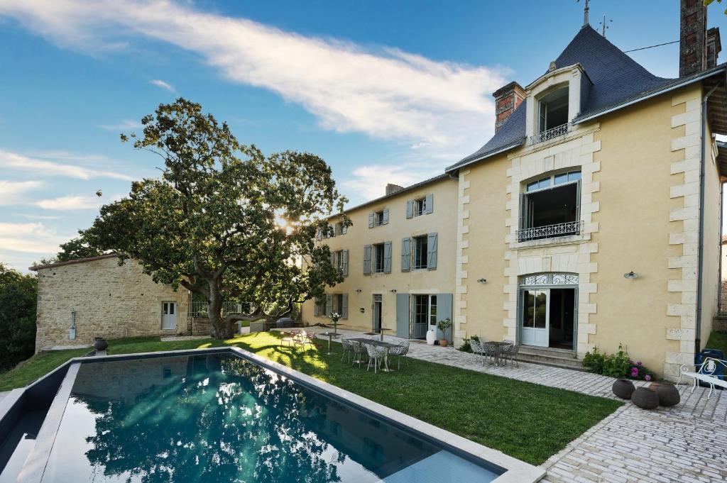 Azay-le-Brûlé的住宿－Les Demeures de Valette，建筑前带游泳池的庄园