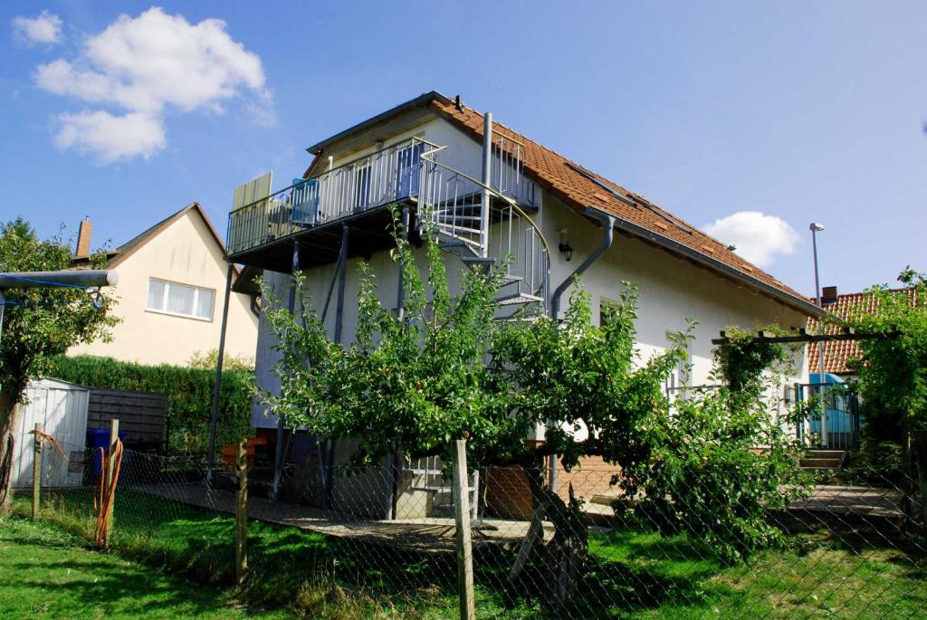 una casa con un balcón en el lateral. en Ferienwohnung Familie Schoenemann, en Patzig