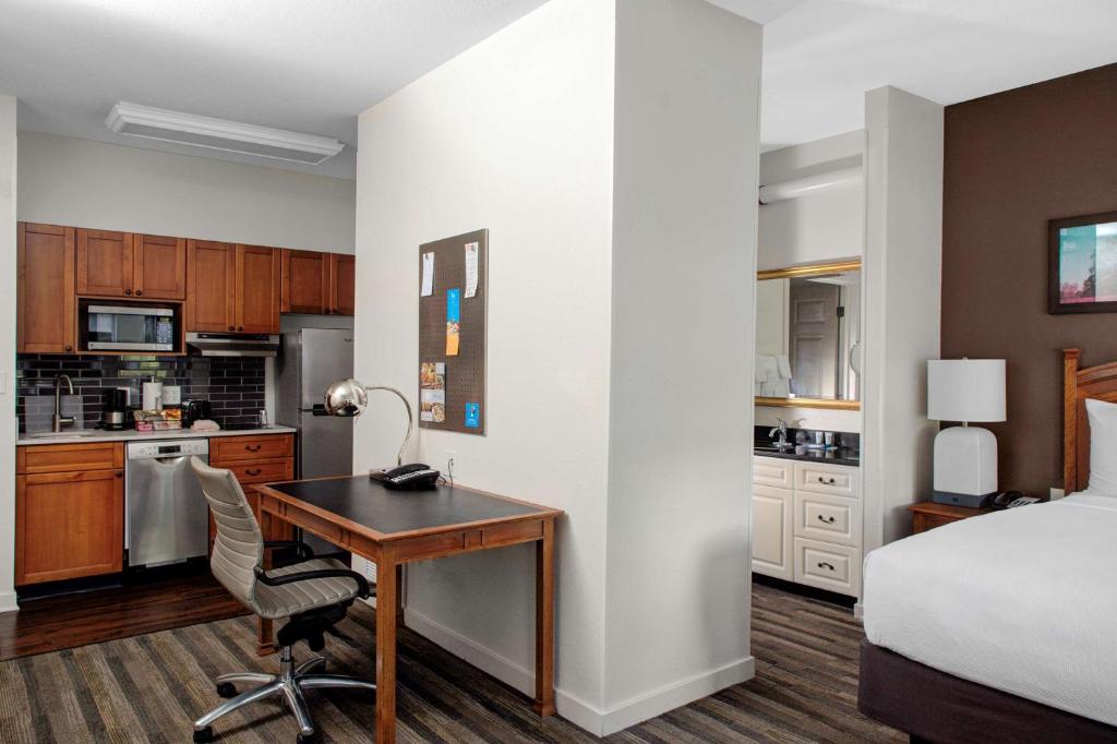 Kuchyň nebo kuchyňský kout v ubytování Hyatt House Parsippany East