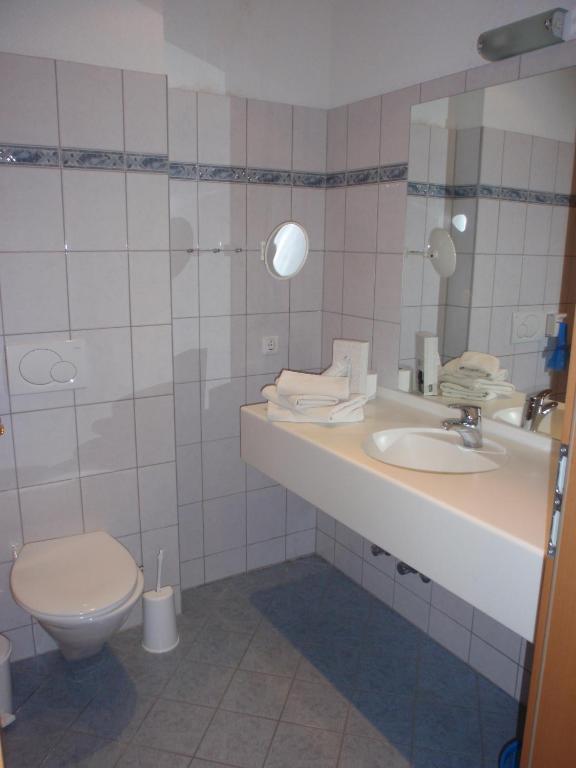 Koupelna v ubytování Pension ALPENHAUS