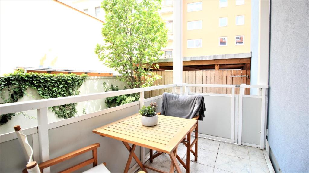 ➤Private Room - Heart of downtown with terrace tesisinde bir balkon veya teras