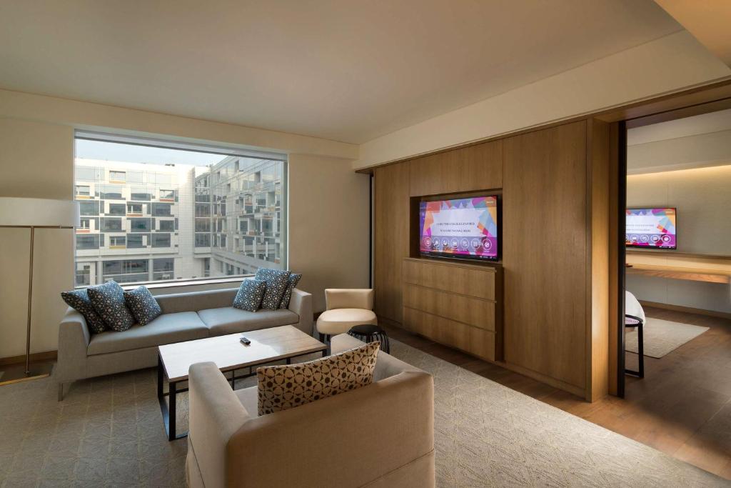 TV a/nebo společenská místnost v ubytování Andaz Delhi, by Hyatt