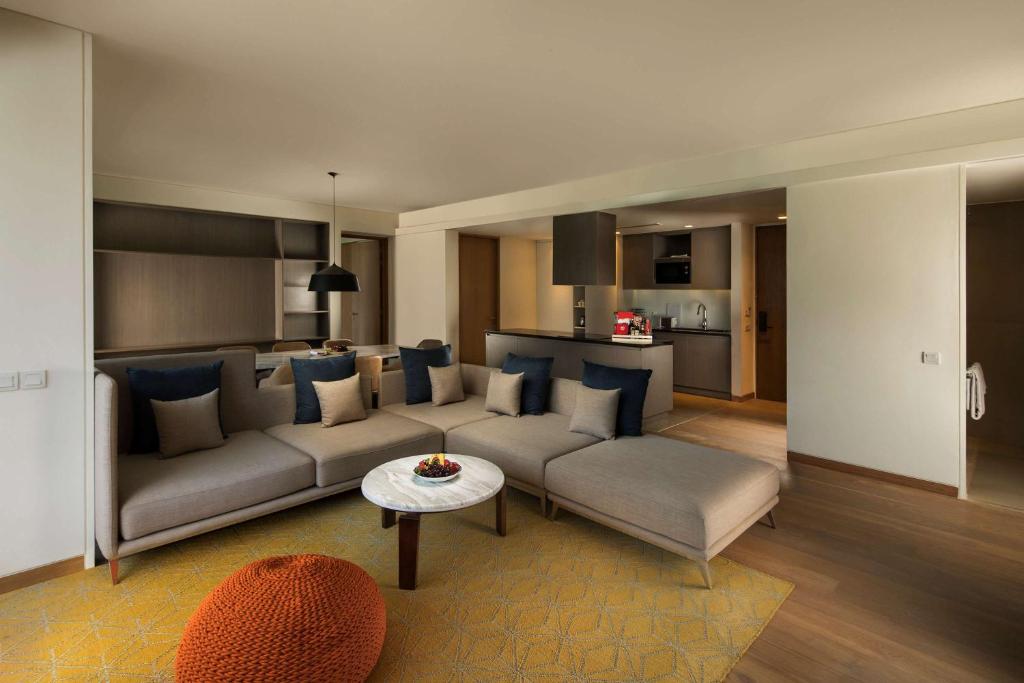 Posezení v ubytování Andaz Delhi, by Hyatt