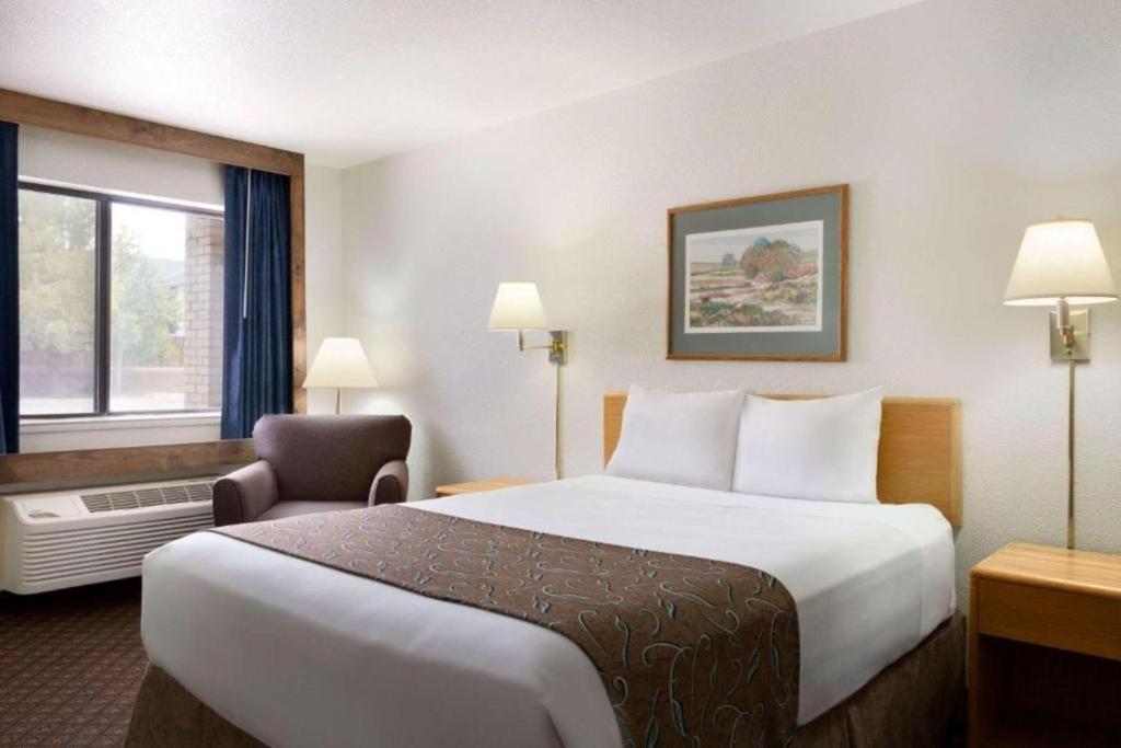 Travelodge by Wyndham Belen - Queen Room - No Fumar