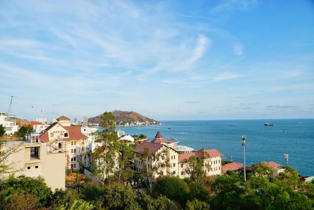 Elle offre une vue sur la ville et l'océan. dans l'établissement Bella Vista Vung Tau, à Vung Tau