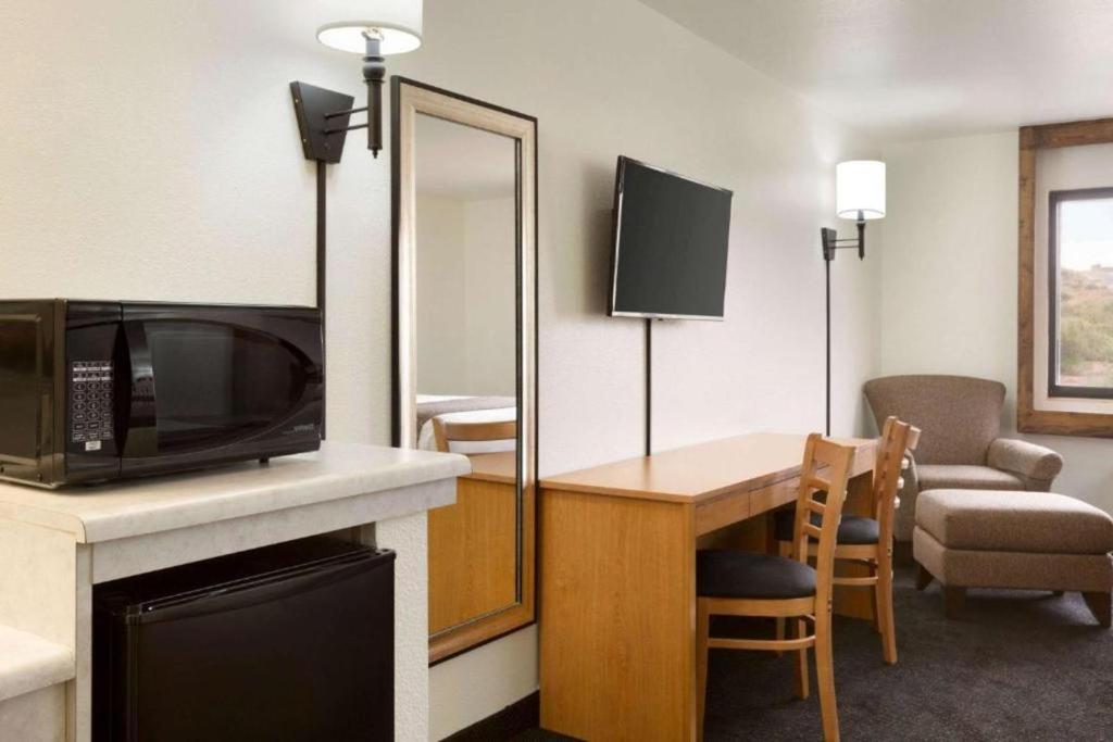 Travelodge by Wyndham Belen - Queen Room - Acceso A Movilidad/no Fumar