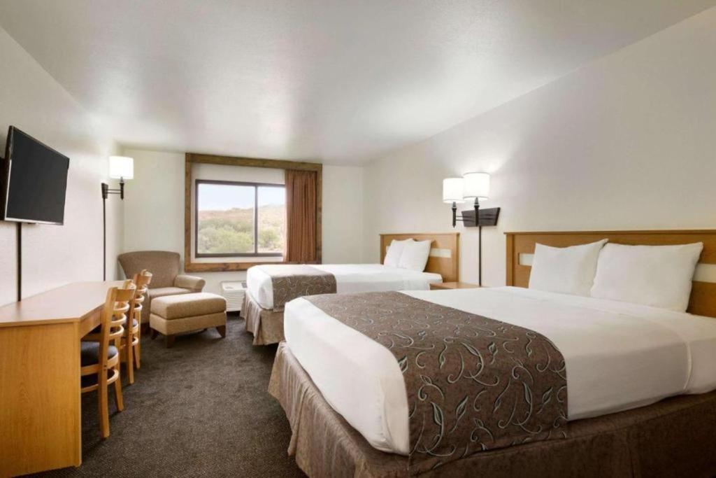 Travelodge by Wyndham Belen - Queen Room With Two Queen Beds - Non-Smoking
