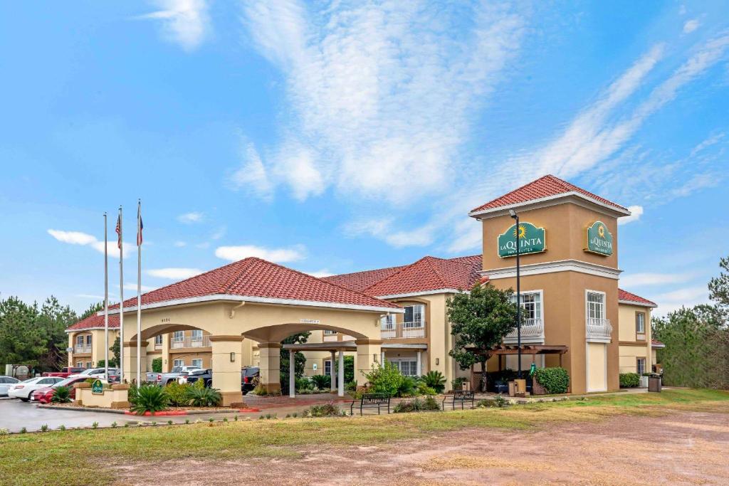 a front view of a hotel at La Quinta by Wyndham Conroe in Conroe