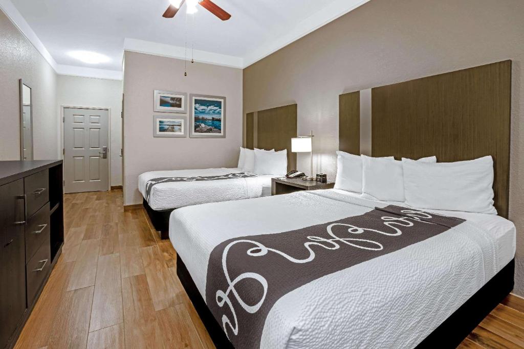 Postel nebo postele na pokoji v ubytování La Quinta by Wyndham Conroe