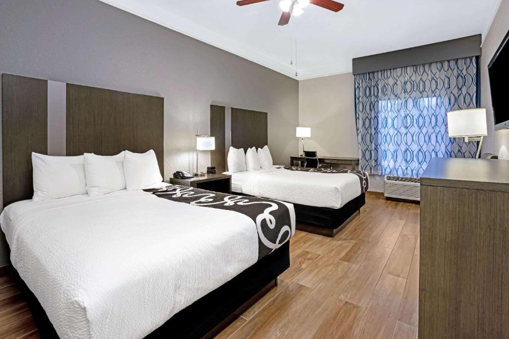 Postel nebo postele na pokoji v ubytování La Quinta by Wyndham Conroe