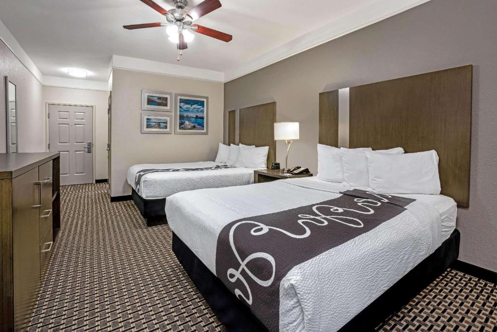 Postel nebo postele na pokoji v ubytování La Quinta by Wyndham Conroe