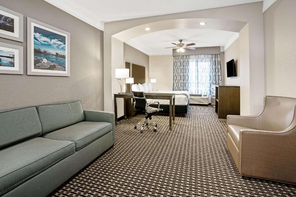 Posezení v ubytování La Quinta by Wyndham Conroe