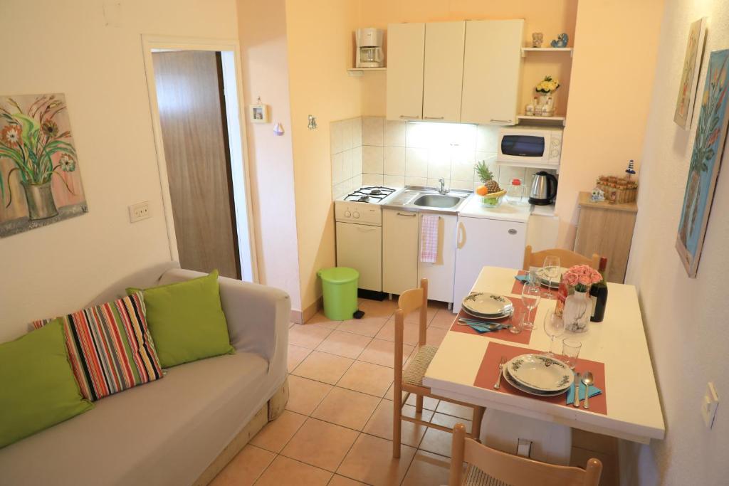 Kuchyň nebo kuchyňský kout v ubytování APARTMANI SARLIJA