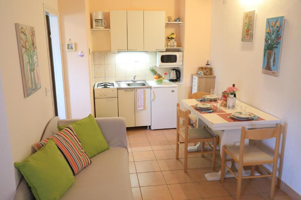Kuchyň nebo kuchyňský kout v ubytování APARTMANI SARLIJA