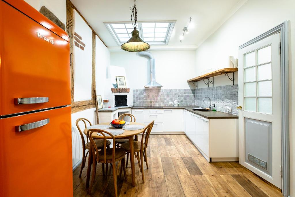 Blacksmith Old Town Apartments - 3A, Blacksmith’s 1-bedroom - Sauna 8