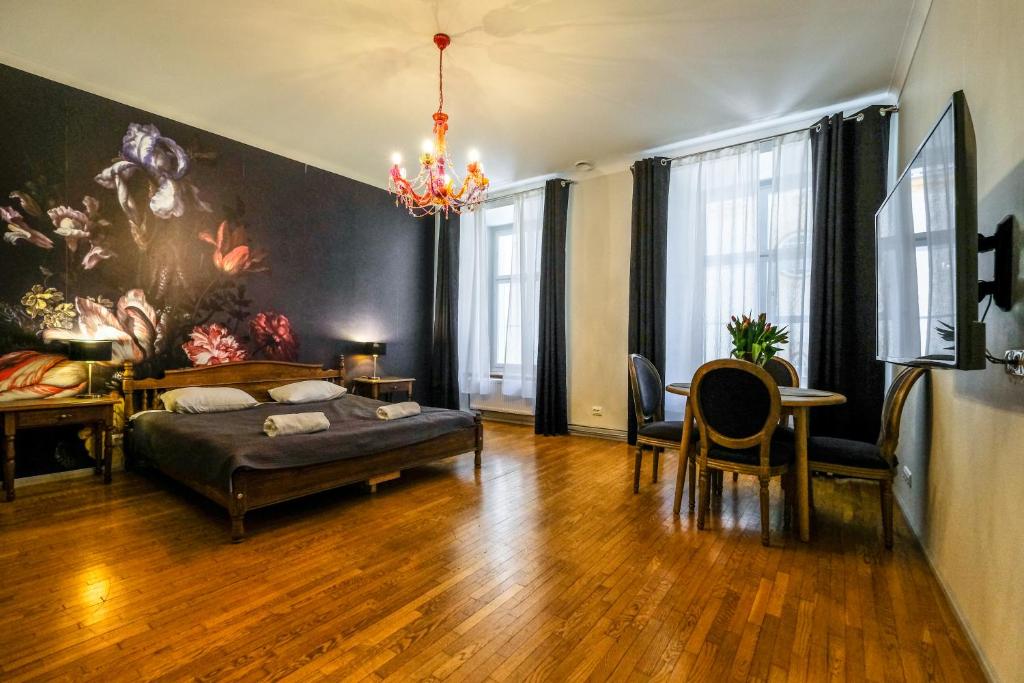 1 dormitorio con cama y lámpara de araña en Blacksmith Old Town Apartments en Tallin