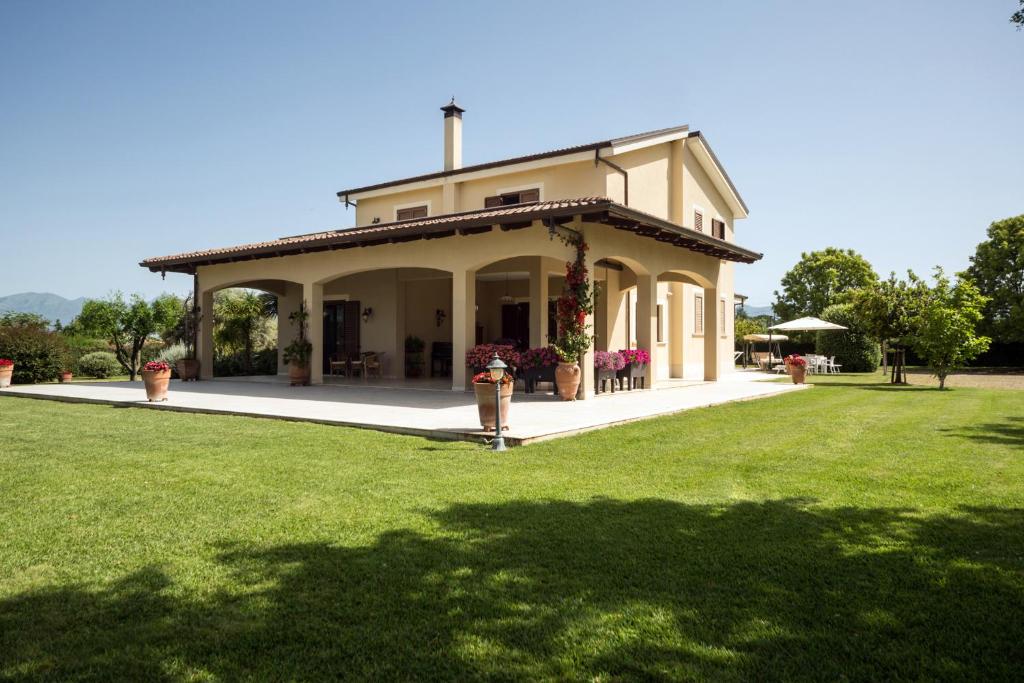 une maison avec une pelouse verte devant elle dans l'établissement B&B Samilu', à Battipaglia