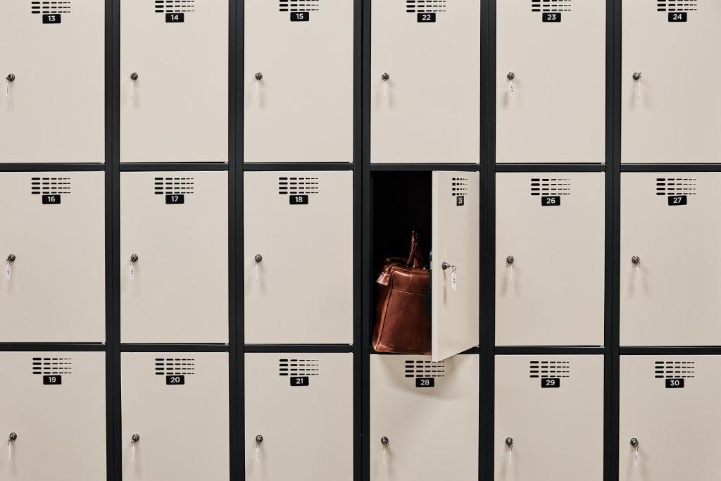 a room with a door with a purse in it at GRONERS Leipzig City Center in Leipzig