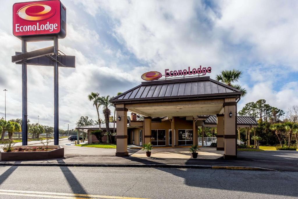 a fast food restaurant with a krispy kreme sign on top at Econo Lodge Lake City-North in Lake City