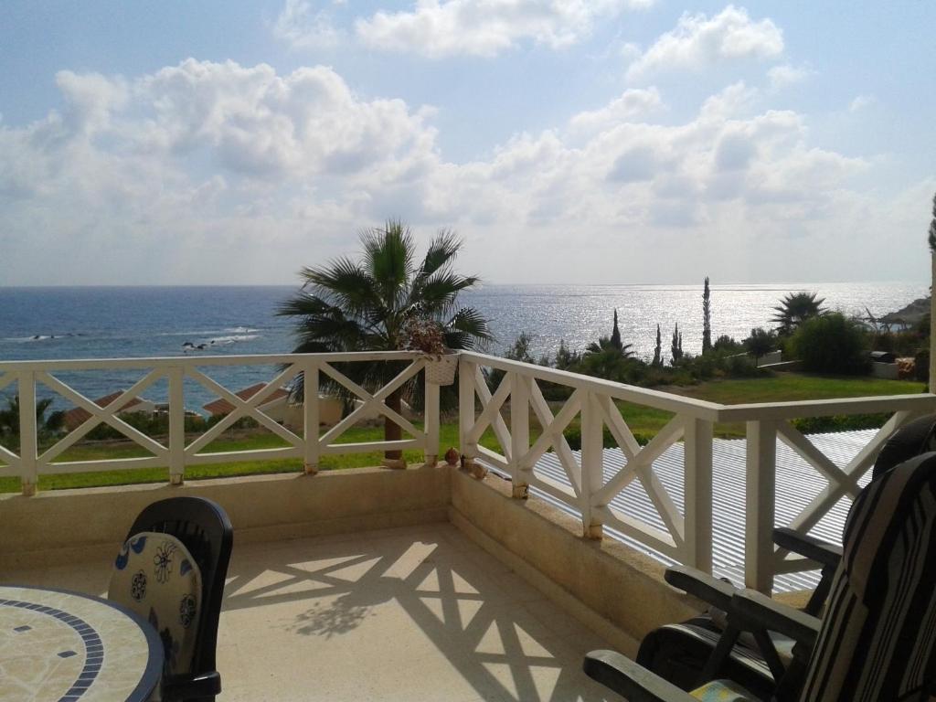 uma varanda com vista para o oceano em Happy Holiday em Coral Bay