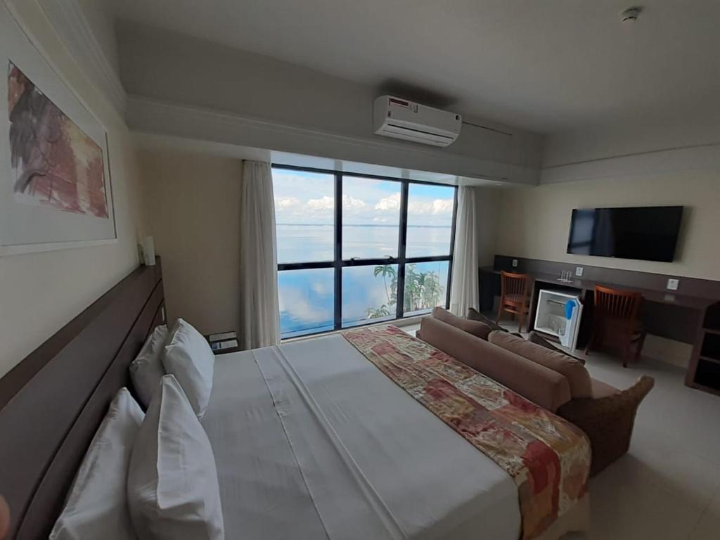Postel nebo postele na pokoji v ubytování Tropical Executive Hotel