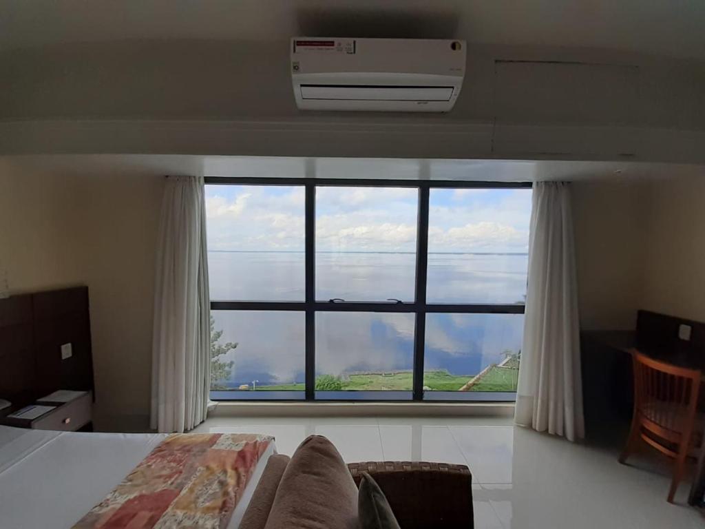 Postel nebo postele na pokoji v ubytování Tropical Executive Hotel
