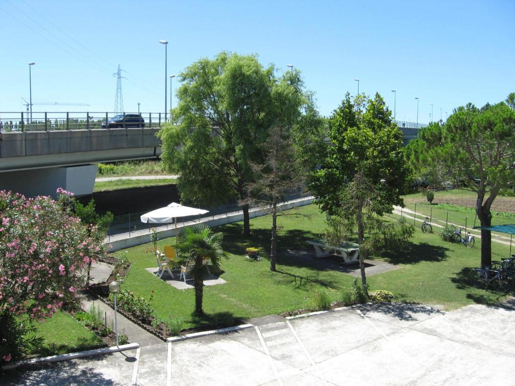 A garden outside B&B Garnì Da Vito