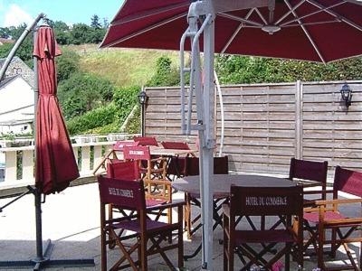 Patio nebo venkovní prostory v ubytování Logis Hotel Restaurant Du Commerce