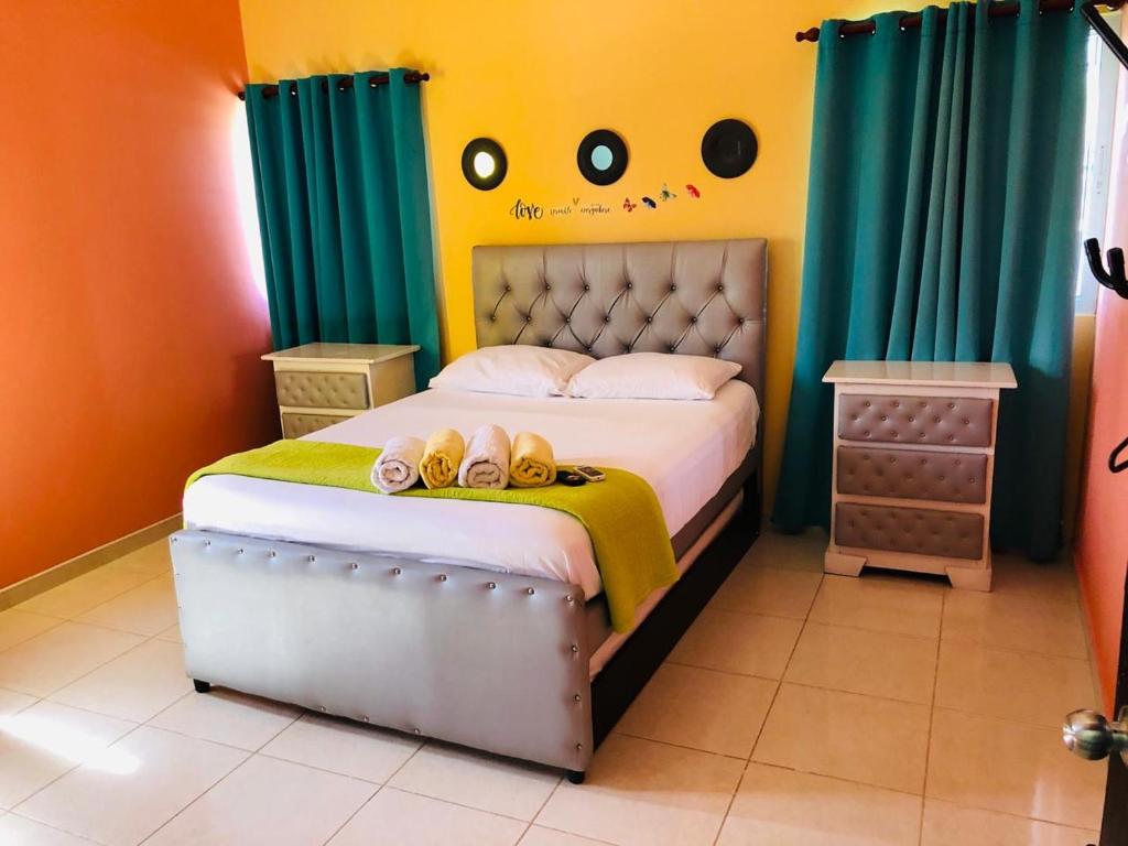ein Schlafzimmer mit einem Bett mit zwei Schuhen drauf in der Unterkunft Playa Dorada Mountainview Villa in San Felipe de Puerto Plata