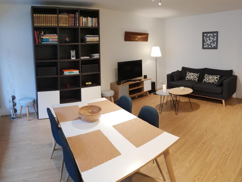 sala de estar con mesa y sofá en Grand T3 Neuf Résidence Centre Proche Gare Vannes, en Vannes