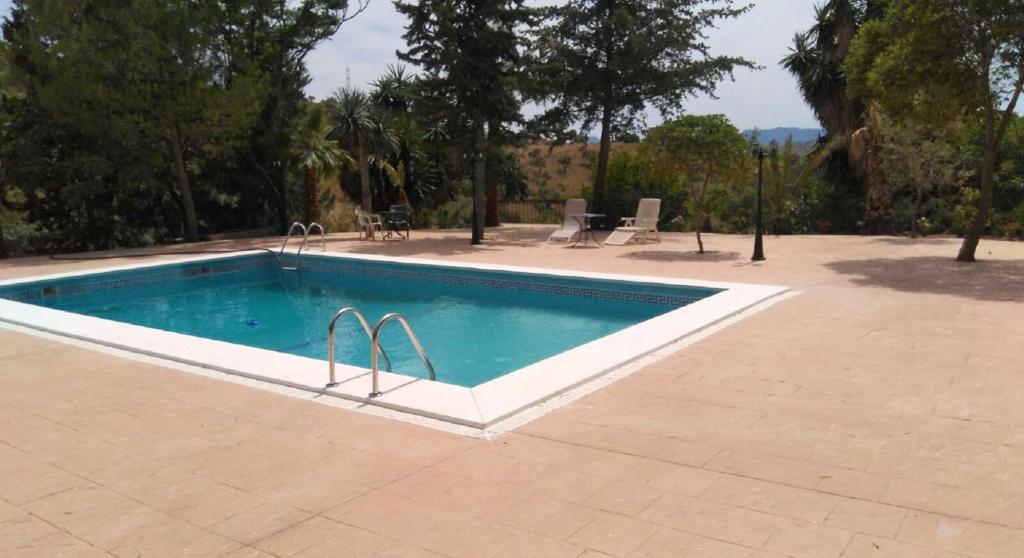 une piscine dans un patio avec dans l'établissement 7 bedrooms villa with private pool furnished garden and wifi at Malaga, à Malaga