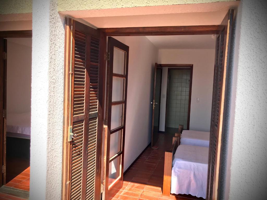  Amplo apê condomínio piscina Toninhas Ubatuba