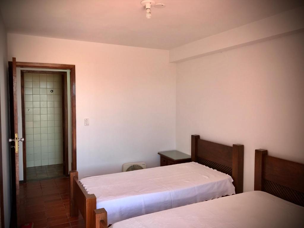  Amplo apê condomínio piscina Toninhas Ubatuba